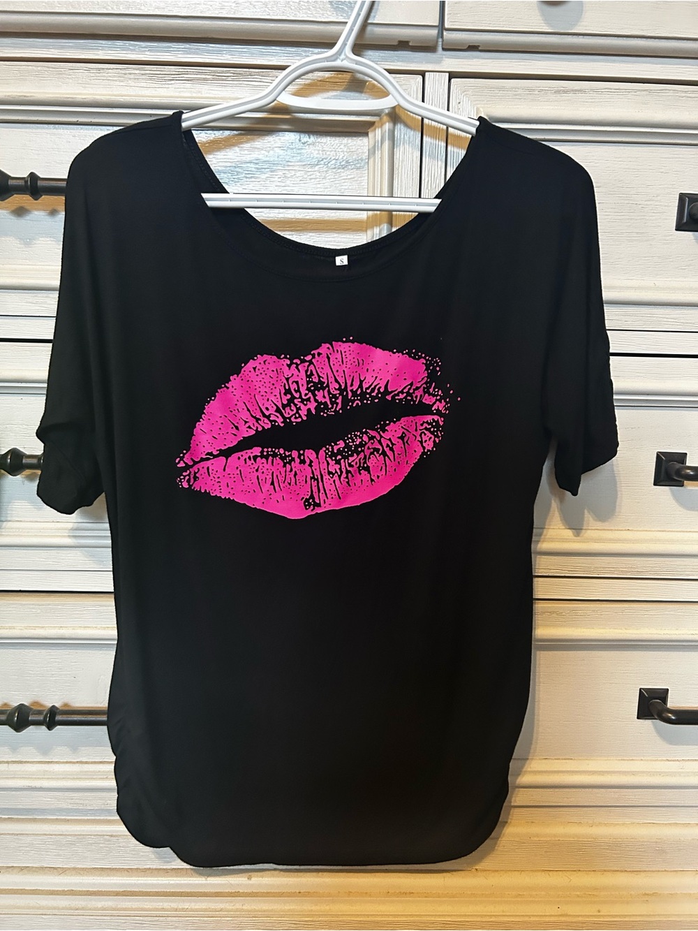 Set of TWO Women’s Lip Print Tee - Hot Pink Graphic